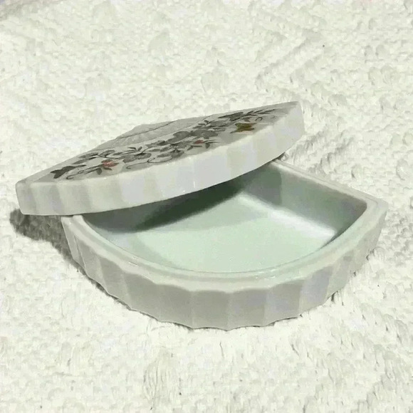 Vintage Avon Butterfly Fantasy Fan Shaped Hand Crafted Porcelain Trinklet Box - Picture 2 of 3